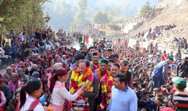 हर्षवर्धन चौहान ने शिलाई के कोटा पाब में लगाई घोषणाओं की झड़ी, जनसभा को किया संबोधित