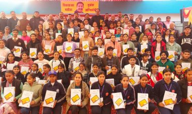 विद्यार्थियों को ज्ञानवर्धक जानकारियां प्रदान करने में सहायक सिद्ध होंगे टैबलेट - उप मुख्यमंत्री