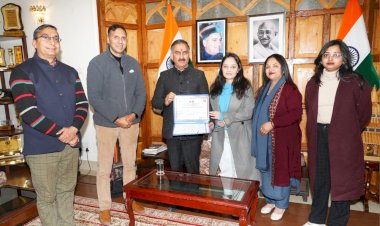 मुख्यमंत्री ने निराश्रित नक्षत्रा को भवन निर्माण के लिए तीन बिस्वा भूमि के दस्तावेज प्रदान किए