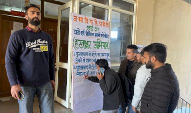 पुस्तकालय में बैठने के समय को‌ बढ़ाने के‌‌ लिए पुस्तकालय के बाहर चलाया हस्ताक्षर अभियान : आशीष शर्मा