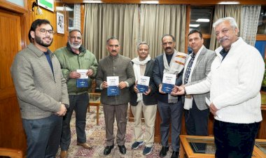 मुख्यमंत्री ने समकालीन साहित्य पुस्तक का विमोचन किया