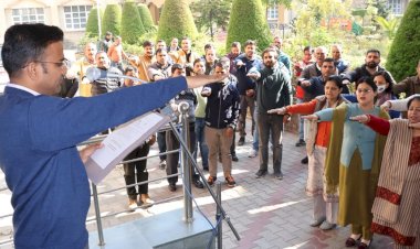 डीसी ने यातायात नियमों की अनुपालना के लिए दिलाई शपथ