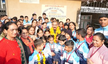हिमाचल के हितों की लड़ाई में कहीं दिखाई नहीं दे रही भाजपा मुख्यमंत्री ने हमीरपुर जिला के गलोड़ से किया ‘सरकार गांव के द्वार’ कार्यक्रम का शुभारंभ