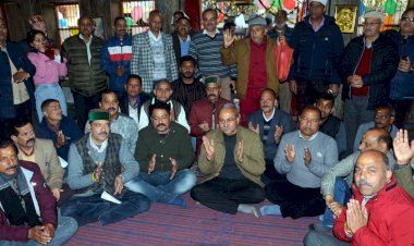 सुनील शर्मा बिट्टू ने हमीरपुर बाजार में लोगों को दी शुभकामनाएं, पूजा-अर्चना की