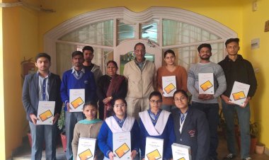 एवीएन के 26 विद्यार्थियों को मिला लैपटॉप, विद्यार्थियों को बोर्ड में उत्कृष्ट अंक अर्जित करने के लिए मिला यह सम्मान