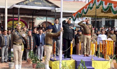 सिरमौर में गणतंत्र दिवस पर डॉ. धनी राम शांडिल ने फहराया तिरंगा, कहा समाज को नशामुक्त बनाने के हो सार्थक प्रयास