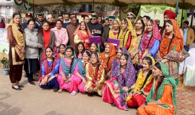 मार्च पास्ट कंटीजेंटस व सांस्कृतिक कार्यक्रम के लिये स्कूली बच्चों को किया सम्मानित