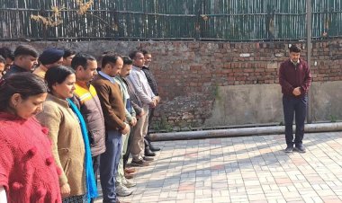 राष्ट्रपिता महात्मा गांधी की पुण्यतिथि पर ज़िला प्रशासन ने दी श्रद्धांजलि