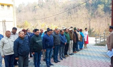 हमीरपुर में अधिकारियों-कर्मचारियों ने महात्मा गांधी को दी श्रद्धांजलि