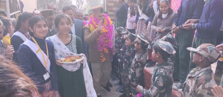 मुख्यमंत्री के आह्वान पर बड़सरवासियों से भी की अपने घरों में दीप जलाने की अपील विधायक ने शहीद लेफ्टिनेंट जितेंद्र शर्मा राजकीय वरिष्ठ माध्यमिक पाठशाला सोहारी के विद्यार्थियों को बांटे पुरस्कार