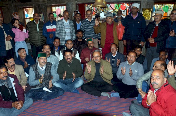 सुनील शर्मा बिट्टू ने हमीरपुर बाजार में लोगों को दी शुभकामनाएं, पूजा-अर्चना की