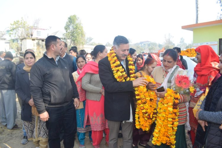 घुमारवी की ग्राम पंचायत पटटा में पूर्ण राज्यत्व दिवस पर तकनीकी शिक्षा मन्त्री ने ध्वजारोहण कर लोगों को किया सम्बोधित