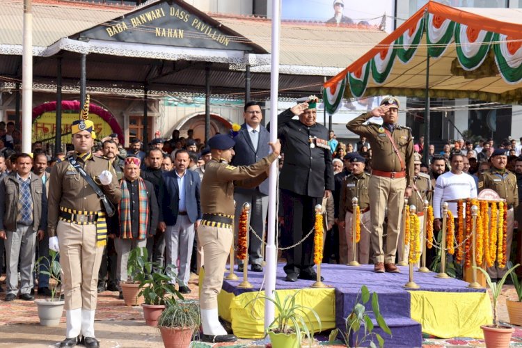 सिरमौर में गणतंत्र दिवस पर डॉ. धनी राम शांडिल ने फहराया तिरंगा, कहा समाज को नशामुक्त बनाने के हो सार्थक प्रयास