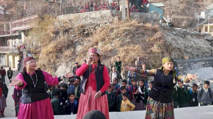 गीत संगीत कला मंच बंजार के कलाकारों ने सरकार की कल्याणकारी योजनाओं के बारे में गीत संगीत के माध्यम से किया  जागरूक