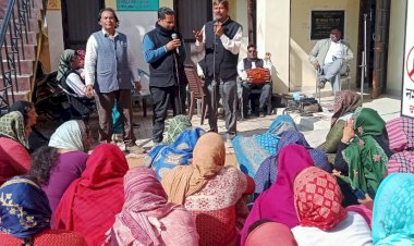 कलाकारों ने ग्रामीणों को दी सरकारी योजनाओं की जानकारी