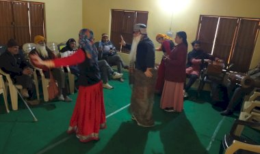 ‘बूढ़े दी सीख’ नुक्कड़ नाटक के माध्यम से कलाकारों ने लोगों को किया जागरूक