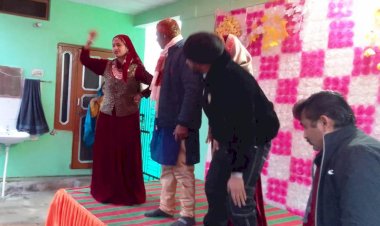 कलाकारों ने ग्राम पंचायत चमदार तथा दिग्गल में लोगों को सरकार की योजनाओं के बारे में किया जागरूक