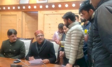 छात्र माँगो को लेकर  कुलपति का किया घेराव, नई बसें उपलब्ध ना करवाने पर एवीबीपी गुस्साई :  विद्यार्थी परिषद