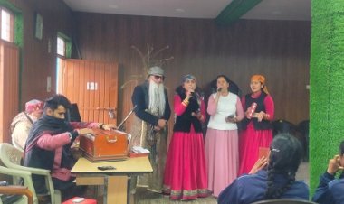 कलाकारों ने लोगों से राज्य सरकार की योजनाओं का लाभ उठाने का किया आग्रह