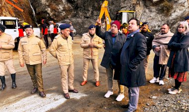 उपायुक्त शिमला ने मेहली-जुन्गा रोड पर हुई भूस्खलन की घटना के बचाव कार्य का लिया जायजा