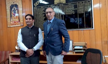 हमीरपुर के नए उपायुक्त अमरजीत सिंह ने संभाला कार्यभार, निवर्तमान उपायुक्त हेमराज बैरवा ने सौंपा कार्यभार