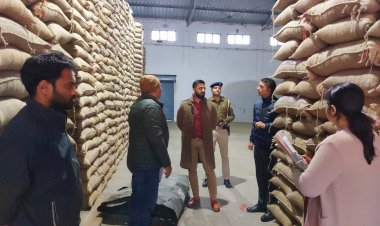 उपायुक्त जतिन लाल ने खाद्य आपूर्ति के गोदामों का किया औचक निरीक्षण