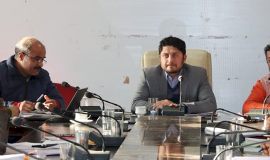 मंडी : राजस्व मामलों के निपटारे में ना हो लेट लतीफी, डीसी ने ली 7 घंटे की मैराथन मीटिंग, हर पहलू पर गहन मंथन