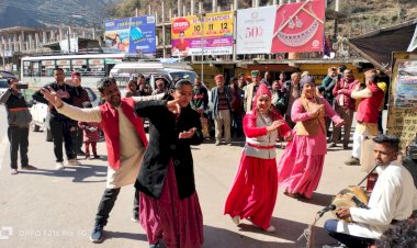 कलाकारों ने विभिन्न स्थानों पर लोगों को बताई सरकारी योजनाएं