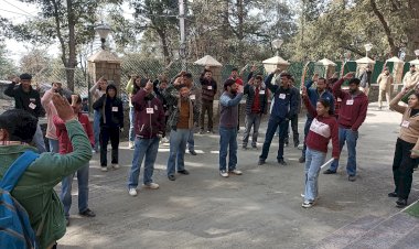 भर्तियों में हुई अनियमितता की जांच करने को लेकर एसएफआई ने किया धरना प्रदर्शन