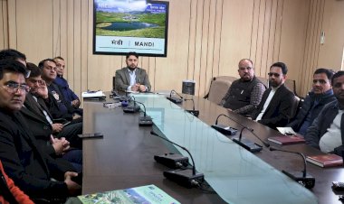 डीसी मंडी ने अधिकारियों के साथ देखा बजट का सीधा प्रसारण, जिलावासियों ने भी डिजिटल माध्यमों से देखा लाइव प्रसारण