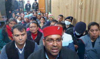 आईजीएमसी में नौकरी से निकाले जाने पर धरने पर बैठे कर्मचारी, सीटू ने दी उग्र आंदोलन की धमकी