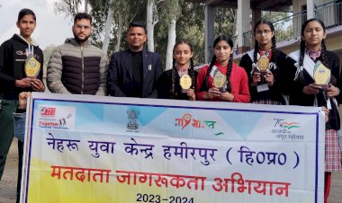 पोस्टर प्रतियोगिता में रिया व आर्यन ने पाया पहला स्थान