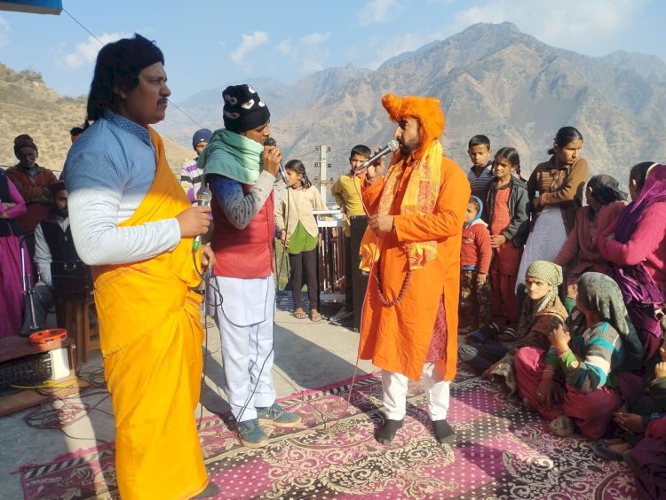 प्रदेश सरकार इंदिरा गांधी बालिका सुरक्षा योजना के तहत एक बेटी पर दो लाख व दो बेटियों पर एक लाख की राशि करती है प्रदान