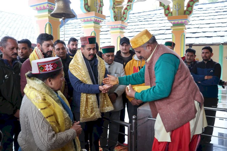 लोक निर्माण मंत्री और सांसद ने माता बगलामुखी मंदिर में नवाया शीश*