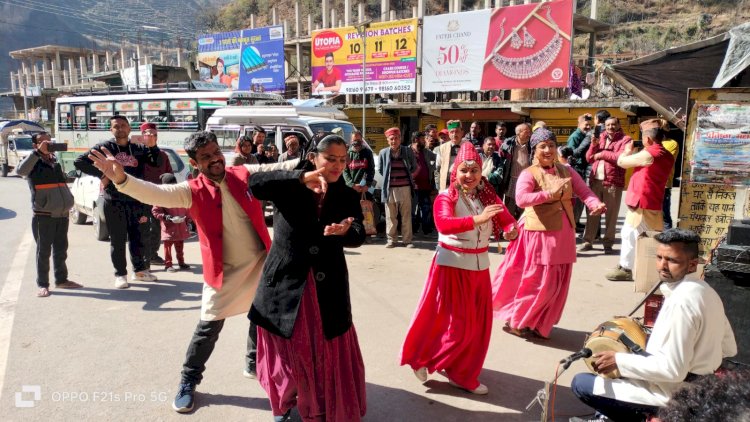 कलाकारों ने विभिन्न स्थानों पर लोगों को बताई सरकारी योजनाएं