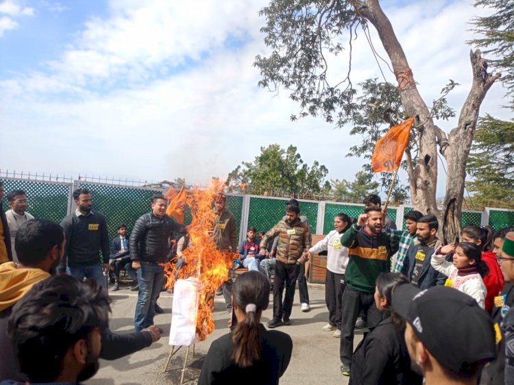 पश्चिम बंगाल में महिलाओं के साथ हो रहे अत्याचार के विरोध में गरजी अभाविप, फूंका ममता बनर्जी का पुतला