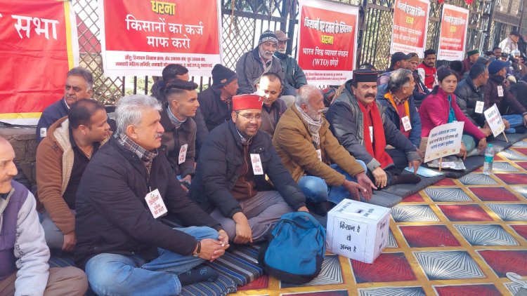 हिमाचल किसान सभा व सीटू ने किसानों के समर्थन में डीसी ऑफिस शिमला पर दिया धरना