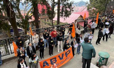 विद्यार्थी परिषद ने संदेशखाली के में हों रहे महिला अत्याचार के विरूद्ध शिमला जिला मुख्यालय के बाहर आवाज की बुलंद : आकाश नेगी