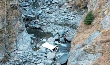 बेकाबू हुई बोलेरो गहरे नाले में जा गिरी, दो मरे,एक घायल हड़सर-भरमौर सड़क पर हुआ हादसा