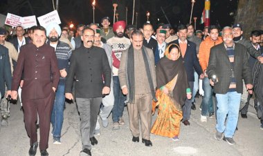 प्रदेश कांग्रेस कमेटी के मशाल जुलूस में शामिल हुए मुख्यमंत्री अनैतिक तरीकों से लोकतांत्रिक प्रक्रिया को कमजोर करने के केंद्र के प्रयासों की निंदा की