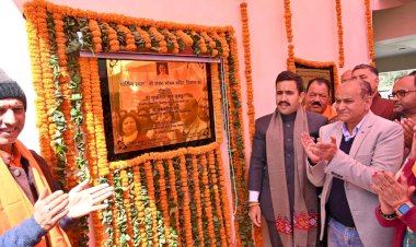 लोक निर्माण एवं शहरी विकास मंत्री ने 4 करोड़ की लागत से निर्मित संकट मोचन वाहन पार्किंग का किया उद्घाटन