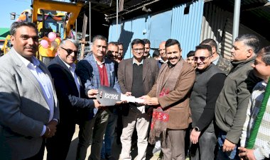 लोक निर्माण मंत्री ने विभाग की नई मशीनरी को दिखाई हरी झण्डी