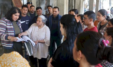 उपायुक्त ने ग्रामीण विकास विभाग के निर्माणाधीन शी-हाट भवन का निरीक्षण किया