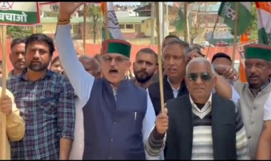 नाहन में सड़कों पर उतरे कांग्रेस के कार्यकर्ता, केंद्र सरकार के खिलाफ किया प्रदर्शन