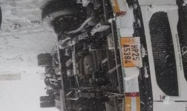 बर्फ  पर फिसली एचआरटीसी की बस फिर पलटी,बाल.बाल बचे यात्री