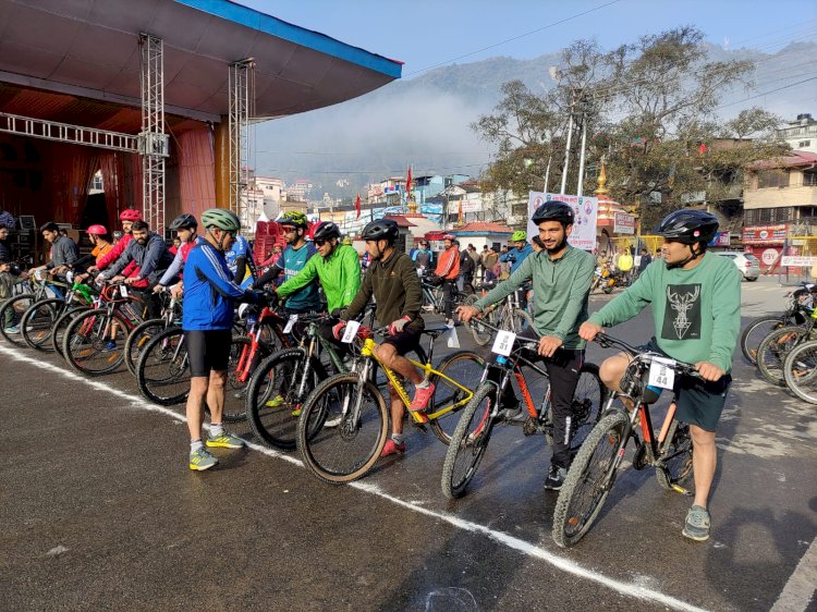 साइकिल स्पर्धा  में  वंश कालिया, सुनील बरंगपा और आराध्य प्रथम