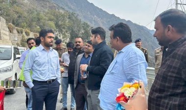 उपायुक्त ने किया पंडोह के समीप कैंची मोड़ क्षतिग्रस्त सड़क का निरीक्षण