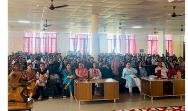 हिमालयन ग्रुप में छात्राओं मासिक महावारी के बारे में किया जागरूक