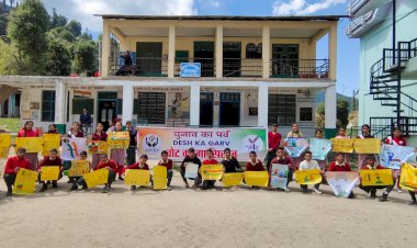 विद्यार्थियों ने पोस्टर बनाकर बताया मतदान का महत्व