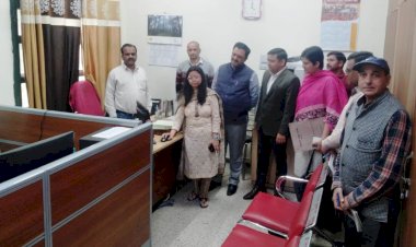 ज़िला निर्वाचन अधिकारी ने नियंत्रण कक्ष का निरीक्षण किया